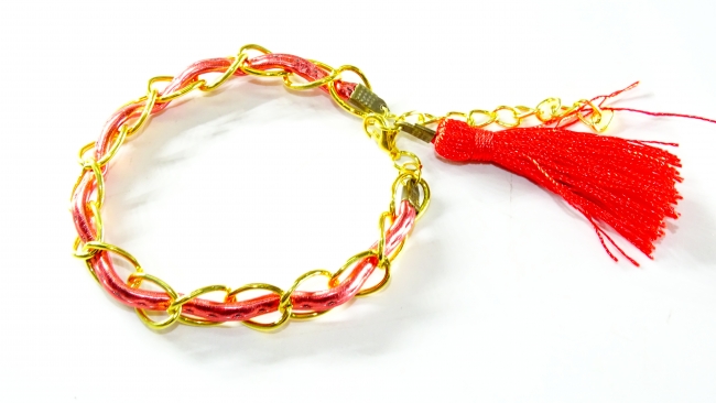 PULSERA CON CUERO Y FLECOS CON CADENA DORADA