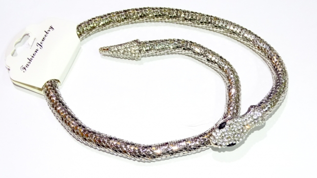 COLLAR FLEXIBLE CON IMAN Y STRASS