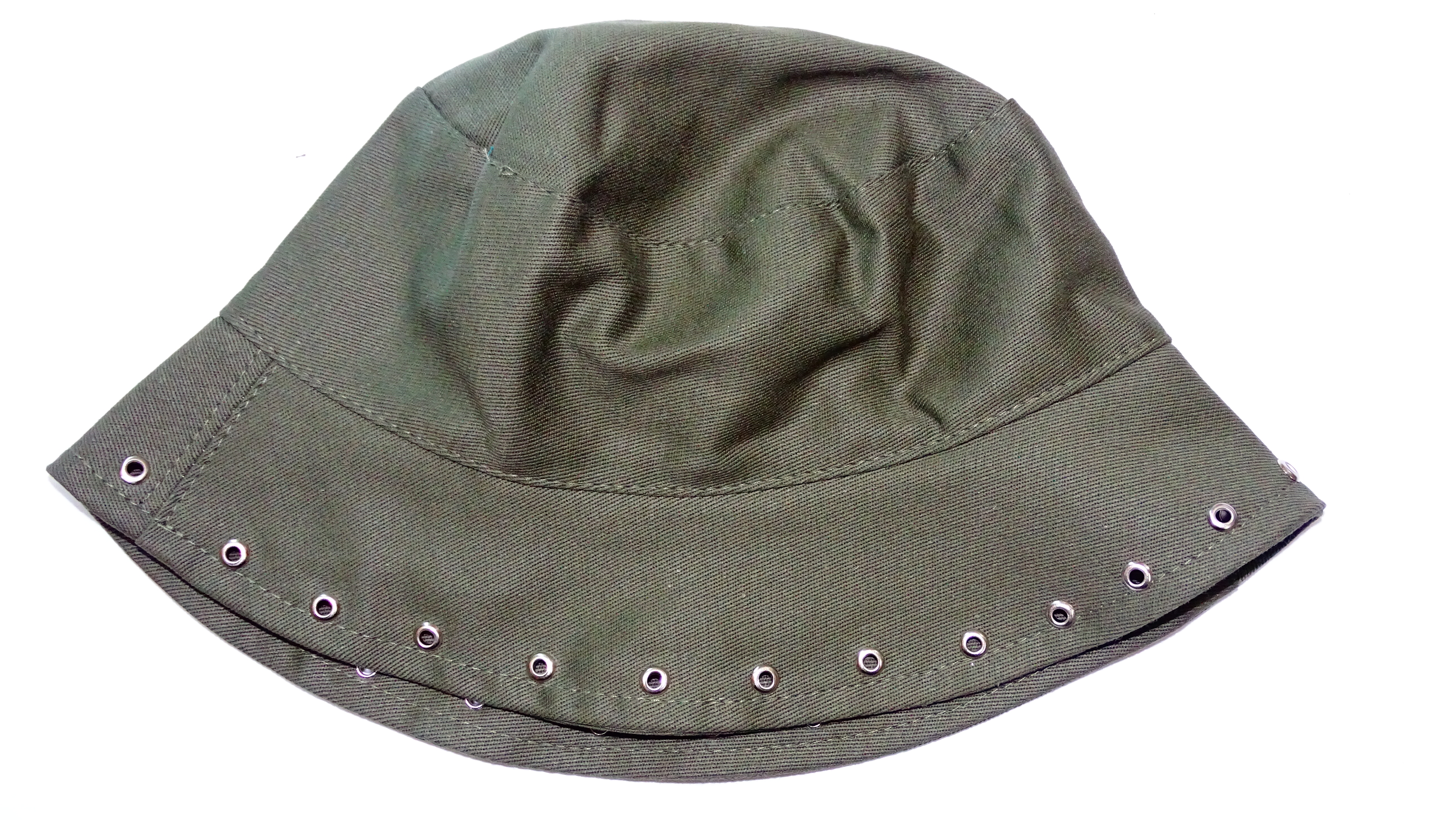 GORRO PILUSO CON OJALILLOS